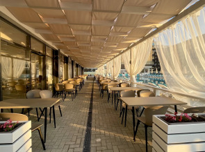 Апартаменты с бассейном у моря