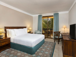 Курортный отель Sofitel Al Hamra Beach Resort