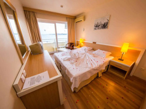 Отель Tuntas Beach Altinkum