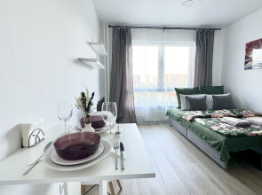 Апартаменты Истоман Two с видом на пруд