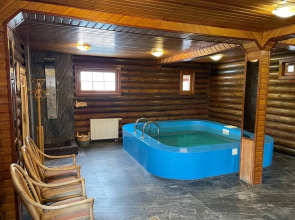Дом для отдыха с баней и бассейном WoodRay