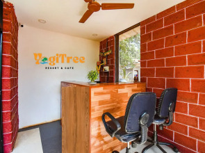 Hotel YogiTree beach Resort & Cafe