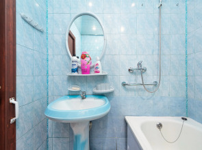 Апартаменты Семейная Квартира на 6 человек м.Домодедовская