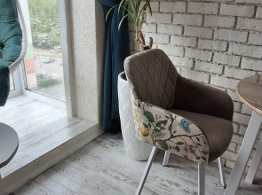 Квартира с подвесными креслами из ротанга на панорамной лоджии