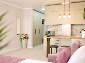 Апартаменты с бассейном у моря