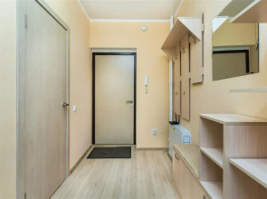 Апартаменты студия в ярких тонах в центре Тюмени