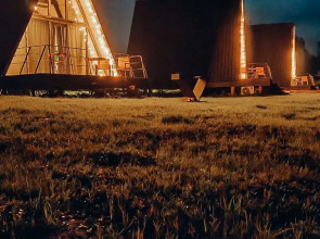 Шале А-фрейм с панорамным остеклением и террасой