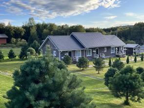 Частный дом у реки