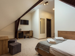 Отель Old Town Trio