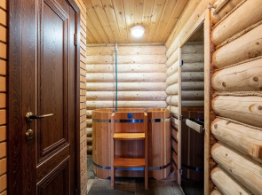 Частный дом с баней и открытым бассейном