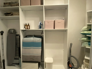 Апартаменты в современном стиле с камином