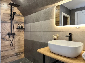 Частный Дом Барнхаус №5 с дровяной баней и горячим Чаном на 6 человек