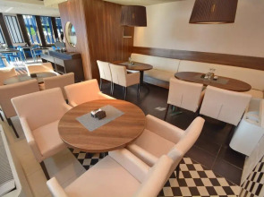 Отель Swiss Holiday