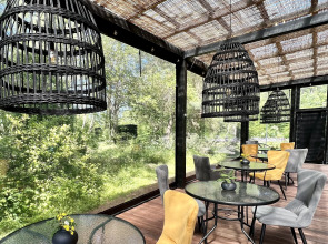 Поляна Глэмпинг, 1-я линия моря (12+)