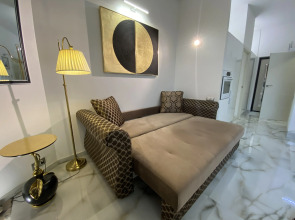 Апартаменты в современном стиле с камином