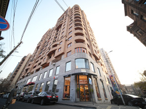 Апартаменты улучшенные в центре города от Sweet Home