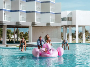 Курортный отель The Empyrean Cam Ranh Beach Resort