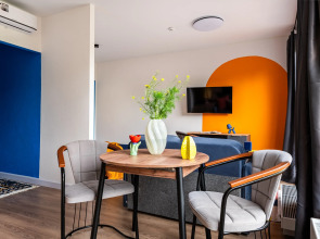 Квартира Яркая с балконом