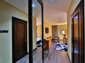 Отель Damas International