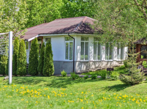 Частный Дом Коттедж Белый Домик у Пруда