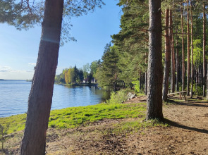 Частный дом Новый 6 местный дом у озера с банным чаном и баней.