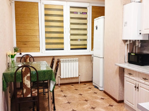 Апартаменты Квартира уютная с спорт площадкой во дворе