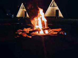 Шале А-фрейм с панорамным остеклением и террасой