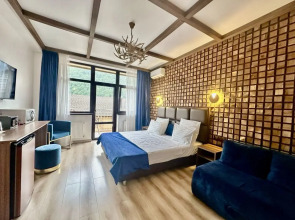 Апартаменты студия с видом на Кавказские горы есть бассейн и баня