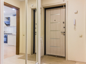 Апартаменты двухкомнатные в светлых тонах вблизи центра города