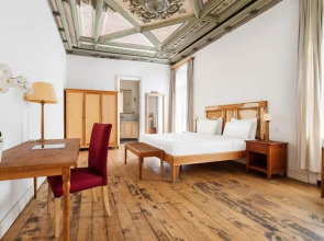 Adahan DeCamondo Pera, Autograph Collection