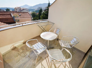 Отель Swiss Holiday