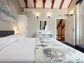 Palace Central Square