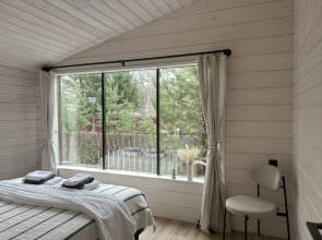 Частный дом у озера с террасой Сосновый дом