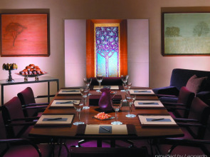 Canary Riverside Plaza Hotel