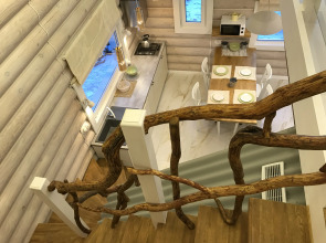 Частный дом Дом на скале с видом на озеро.