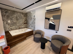 Hotel Elysian Airport