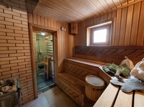 Частный дом с баней и открытым бассейном