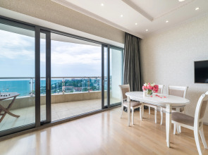 Квартира с двумя террасами и бассейном