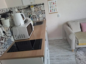 Квартира с подвесными креслами из ротанга на панорамной лоджии