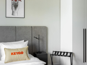 Апартаменты KeyGo 1036 с бассейном и видом на Новую Фондовую Оранжерею