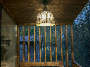 Частный дом у озера с террасой Сосновый дом