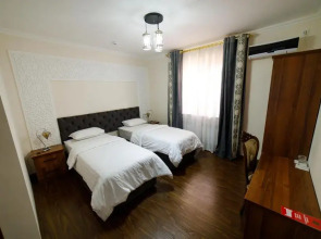 Отель Khans Palace