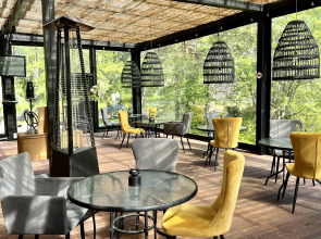 Поляна Глэмпинг, 1-я линия моря (12+)