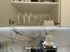 Апартаменты в современном стиле с камином