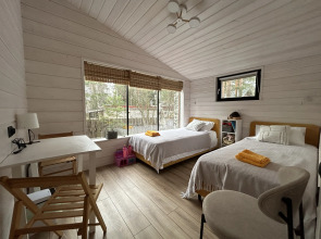 Частный дом у озера с террасой Сосновый дом