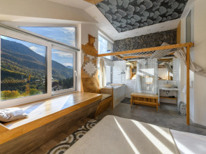 Апартаменты Оплот ETHNICA Дизайн Студия | 40м² | 3 Этаж Ваше Окно в Горы