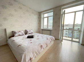 Апартаменты трёхкомнатные в центре города с балконом