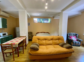 Апартаменты Статус на Кирова 10 в Ялте 2