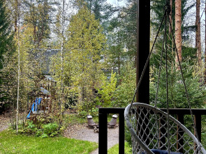 Частный дом у озера с террасой Сосновый дом