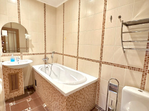 Квартира Светлая 2-комнатная: рядом гостиница Воркута и Центральная площадь